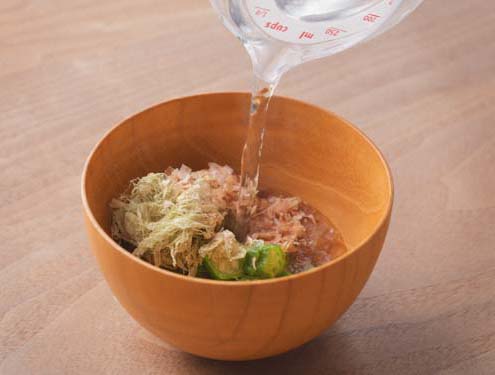 注ぐだけ オクラととろろ昆布のお吸い物_作り方1