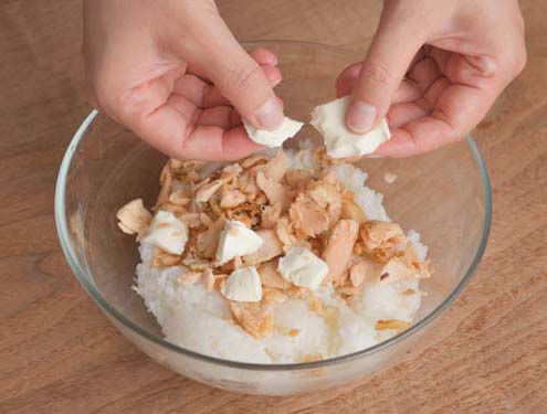 鮭とクリームチーズのおむすび_作り方1