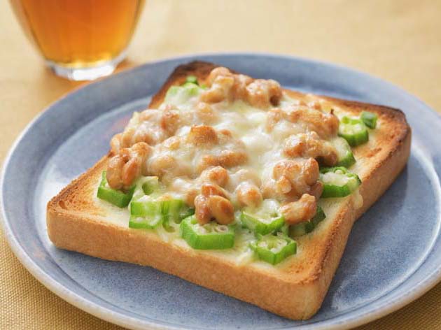 チーズこんがり　納豆オクラトースト
