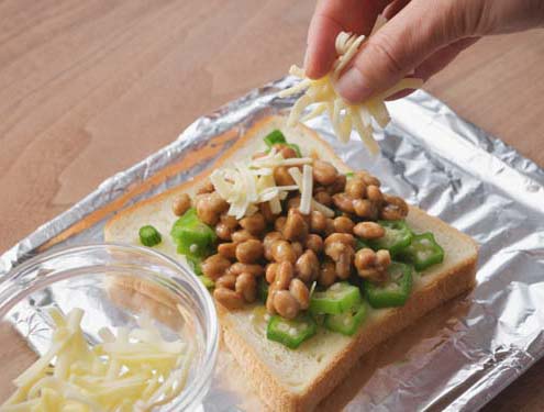 チーズこんがり　納豆オクラトースト_作り方1
