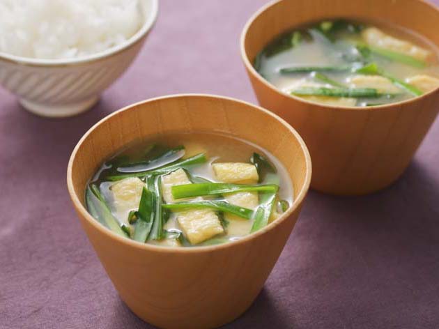 油揚げとにらのみそ汁