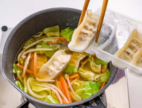 冷凍餃子の簡単野菜スープ_作り方2