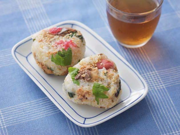 さばみそ煮缶で さばと梅のおにぎり