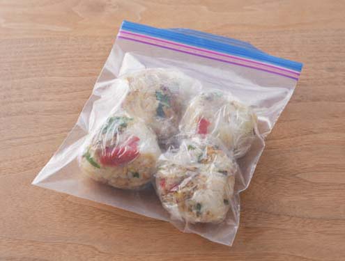 さばみそ煮缶で さばと梅のおにぎり_作り方3